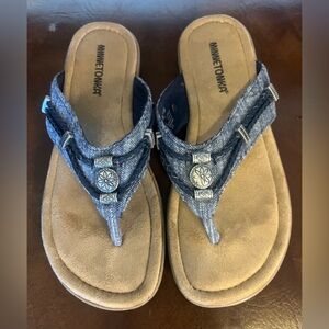Minnetonka Women’s Silverthorne 360 Thong Sandal in Blue Denim Size 7 M